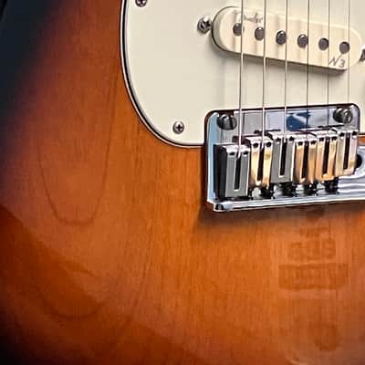Fender American Deluxe V Stratocaster Strat V-neck Tweed Case - Sunburst image 7
