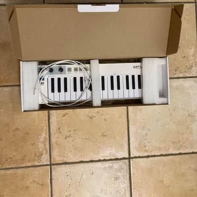 Arturia KeyStep 32-Key MIDI Controller - White image 2