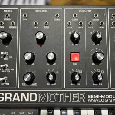 Moog Grandmother Dark 32-Key Semi-Modular Analog Synthesizer 2020 - Present - Black / Black Panel W/ Carrying Case image 2