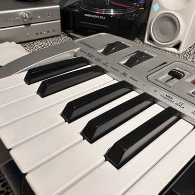 M-Audio Oxygen 8 25-Key MIDI Controller Keyboard 2002 - 2005 - Silver image 4