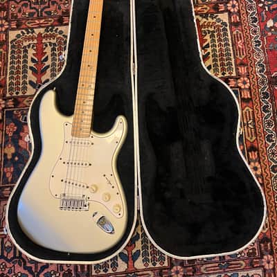 Fender American Standard Stratocaster with Maple Fretboard 1997 - Inca Silver image 16