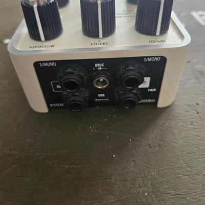Universal Audio Astra Modulation Machine 2021 - Present - White image 5