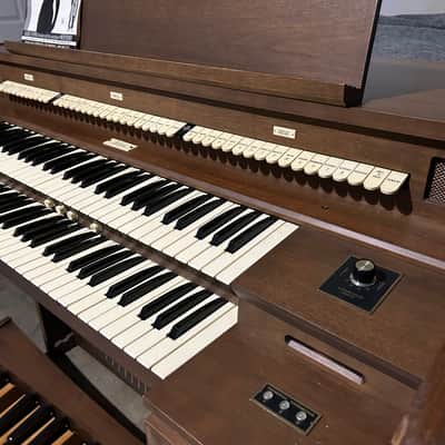 Allen Organ w/ Built-in Speakers, 32-Note Concave Pedalboard and bench! image 3