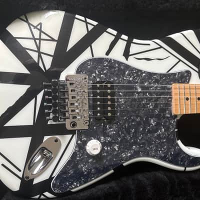 Charvel EVH Art Series 2004 - 2007 Black / White image 3