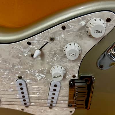 Fender Roadhouse Stratocaster with Maple Fretboard 1997 - Shoreline Gold image 9