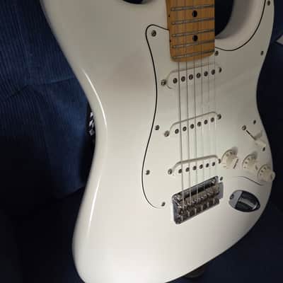 Fender Player Stratocaster with Maple Fretboard 2018 - 2024 - Polar White image 3