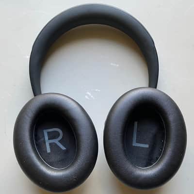 Bose Headphones 700 Wireless Noise Canceling with charging case (Read) image 3