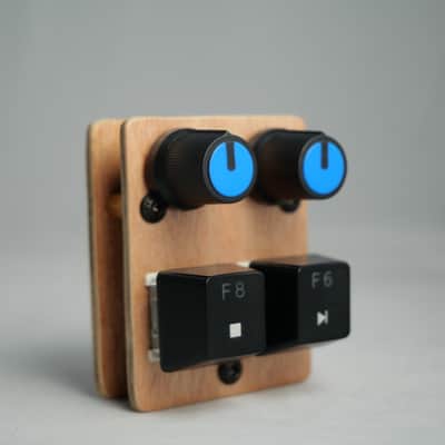 useMidi madMidiMini 2025 with 2 Note Buttons 2 Potentiometers and LEDs image 3