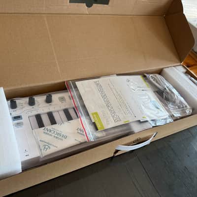 **LIKE NEW-IN BOX-ONE OWNER-Arturia KeyStep 37 MIDI Controller 2021 - 2025 - White