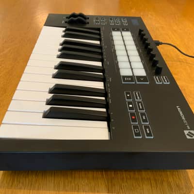 Novation Launchkey 25 MKIII MIDI Keyboard Controller 2020 - Present - Black image 3