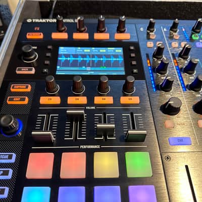 Native Instruments Traktor Kontrol S8 with Flight Case image 9