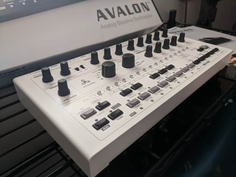 Avalon Bassline Synthesizer – TB-303 Clone, White. Free Shipping image 1
