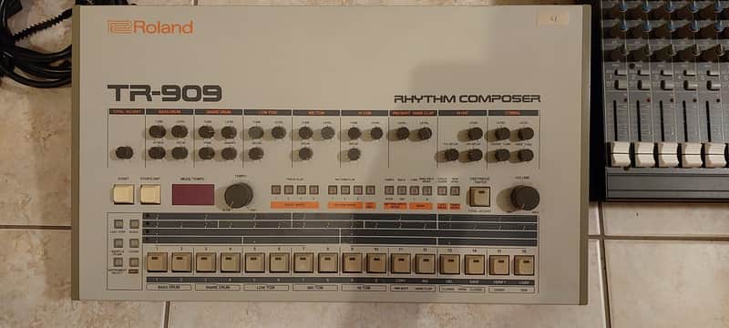 Roland TR-909 Rhythm Composer 1983 - 1985 - White image 1