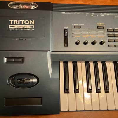 Korg Triton Extreme 61-Key 120-Voice Polyphonic Workstation, MAX RAM, 2GB CF Card image 2