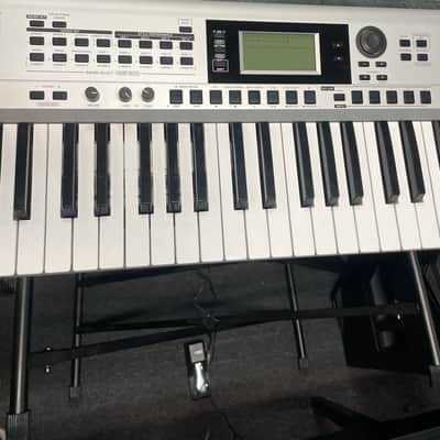 Korg i3 MW Workstation Keyboard - Matte Silver image 3