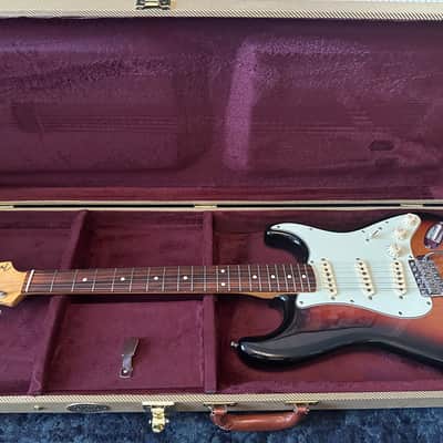 Fender Vintera '60s Stratocaster with Pau Ferro Fretboard 2019 - 2023 - 3-Color Sunburst - incl. Case and Gigbag image 2