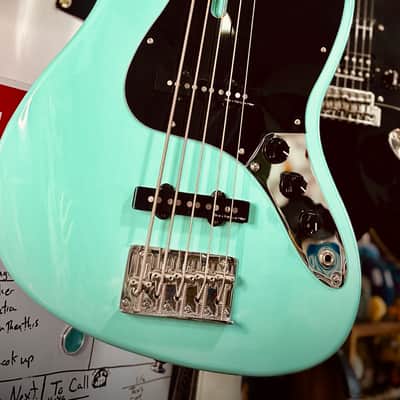 Sire Marcus Miller V5R 5-String 2022 - Present - Mild Green image 1