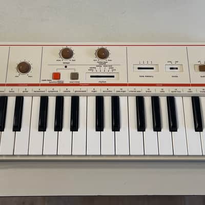 Casio MT-40 Casiotone 37-Key Synthesizer 1981 - 1982 - White