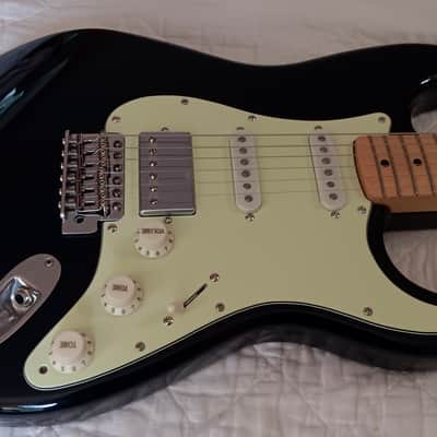 Fender Vintera '70s Stratocaster with Maple Fretboard - Fender American Body HSS (Hardshell Case) 2019 - Black image 3