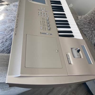 Korg Triton Studio 61-Key 120-Voice Polyphonic Workstation 2002 - 2005 - Silver