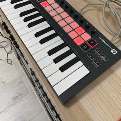 Novation Launchkey Mini MKIII MIDI Keyboard Controller 2019 - Present - Black image 2
