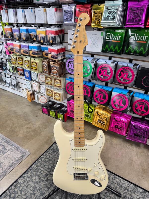 Fender American Special Stratocaster with Maple Fretboard - Olympic White