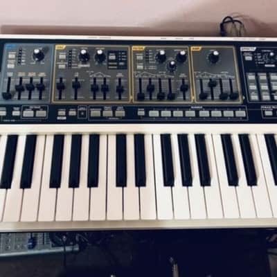 Roland SH-01 GAIA 37-Key Digital Synthesizer 2010 - 2012 - White