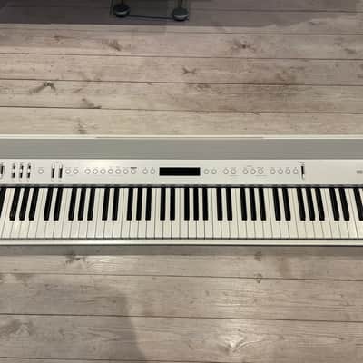 Roland FP-60X Piano White, with case and X stand