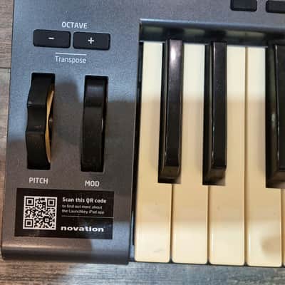 Novation Launchkey 49 midi keyboard controller, boxed image 4