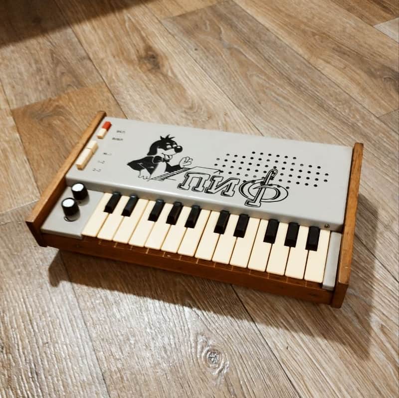 PIF - soviet (Ukrainian) analog toy synth with (more bass mod) image 1