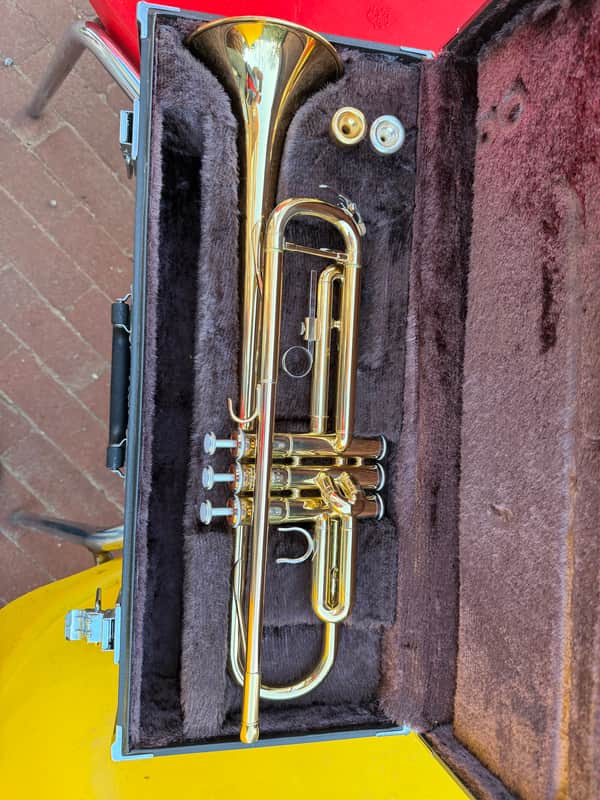 Yamaha YTR-2335 - Gold image 1