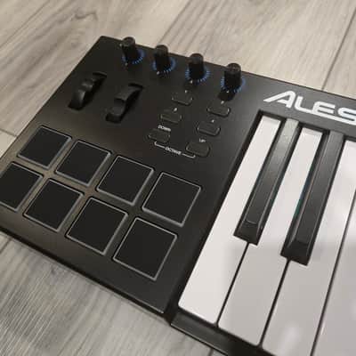 Alesis V49 49-Key USB MIDI Controller with Beat Pads 2017 - 2022 - Black image 2