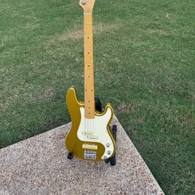 St. Blues King Blues Bass Guitar - Gold Top image 2
