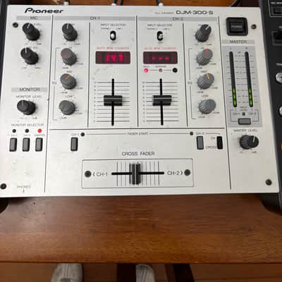 Pioneer CDJ-1000MK3's (pair) and DJM-300-S 2010's - black image 3