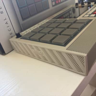 Akai MPC Live II Standalone Sampler / Sequencer Retro Edition 2020 - Present - Grey image 7