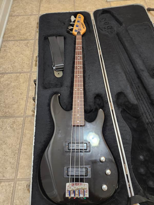Peavey Foundation USA made 1990s bass guitar with hard case image 1