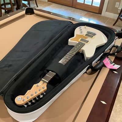 Reverend  Descent W Barotone 2025 - Trans White with case image 25