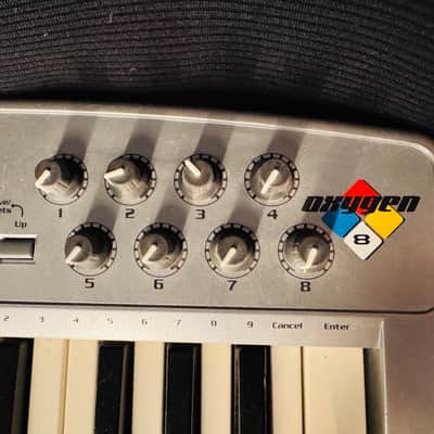 Midiman Oxygen 8 25-Key MIDI Controller Keyboard 2000s Silver image 2