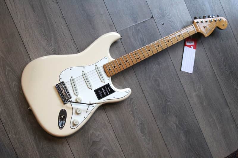 NEW MODEL FENDER "Vintera III Late '60s Stratocaster, Maple Fingerboard, Olympic White" GIGBAG, 3, 75 KG image 1