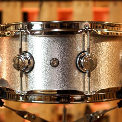 DW 5.5x13 Collector's 3mm Wrinkle Coat Aluminum Snare Drum - DRVA5513SVC image 2