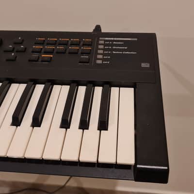 Roland XP-30 61-Key 64-Voice Expandable Synthesizer 1999 - 2004 - Black image 2