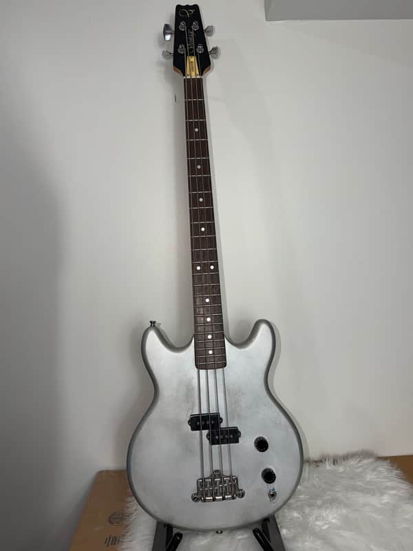 Vantage VS600B Witch Bass 1981 - Silver ( re-painted ) image 1