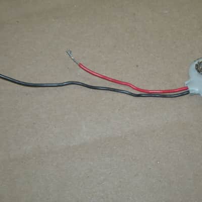 3 used genuine BOSS older battery clips (1 GRAY, early 1980s / 2 BLACK - one late from 1980s, other from 1990s) (NO pedals) - also including 2 new NON Boss battery clips, 2 extra wires, 2 pieces heat shrink tubing (AS IS / FINAL SALE- read description) image 4