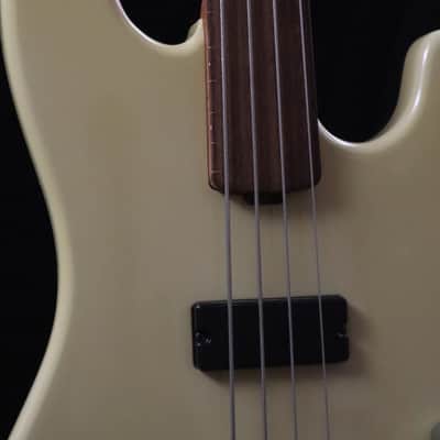 Hot Wire Bass Prezz Fretless 2022 - Nitro image 12