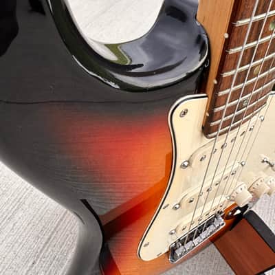 Fender American Deluxe Stratocaster Alder with Rosewood Fretboard 2005 3-Color  Sunburst image 3