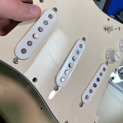 Video! Fender John Mayer Signature Stratocaster - Shoreline Gold w/ Maroon Racing Stripe image 19