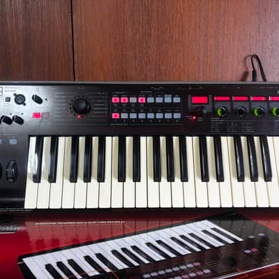 Korg R3 SYNTHESIZER/VOCODER w/box, mic, power supply Radias image 2
