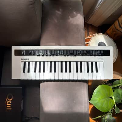 Yamaha Reface CS WITH GIG CASE