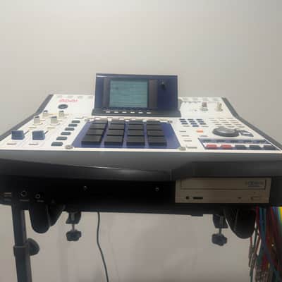 Akai MPC4000 Music Production Center - White image 4