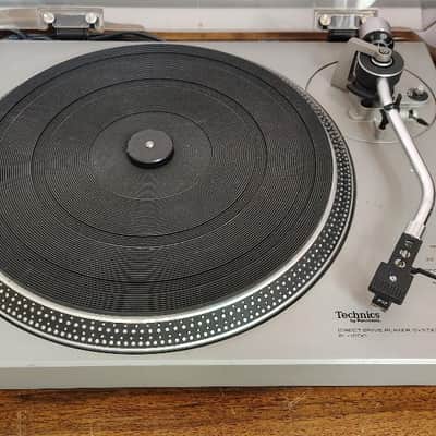 Technics SL1500 turntable in excellent condition serviced - 1980's image 1